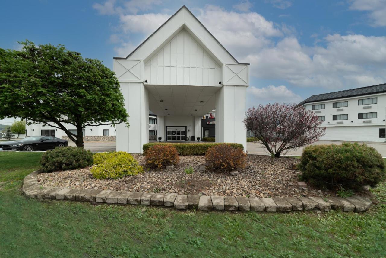 Prestige Vernon Hotel Exterior photo